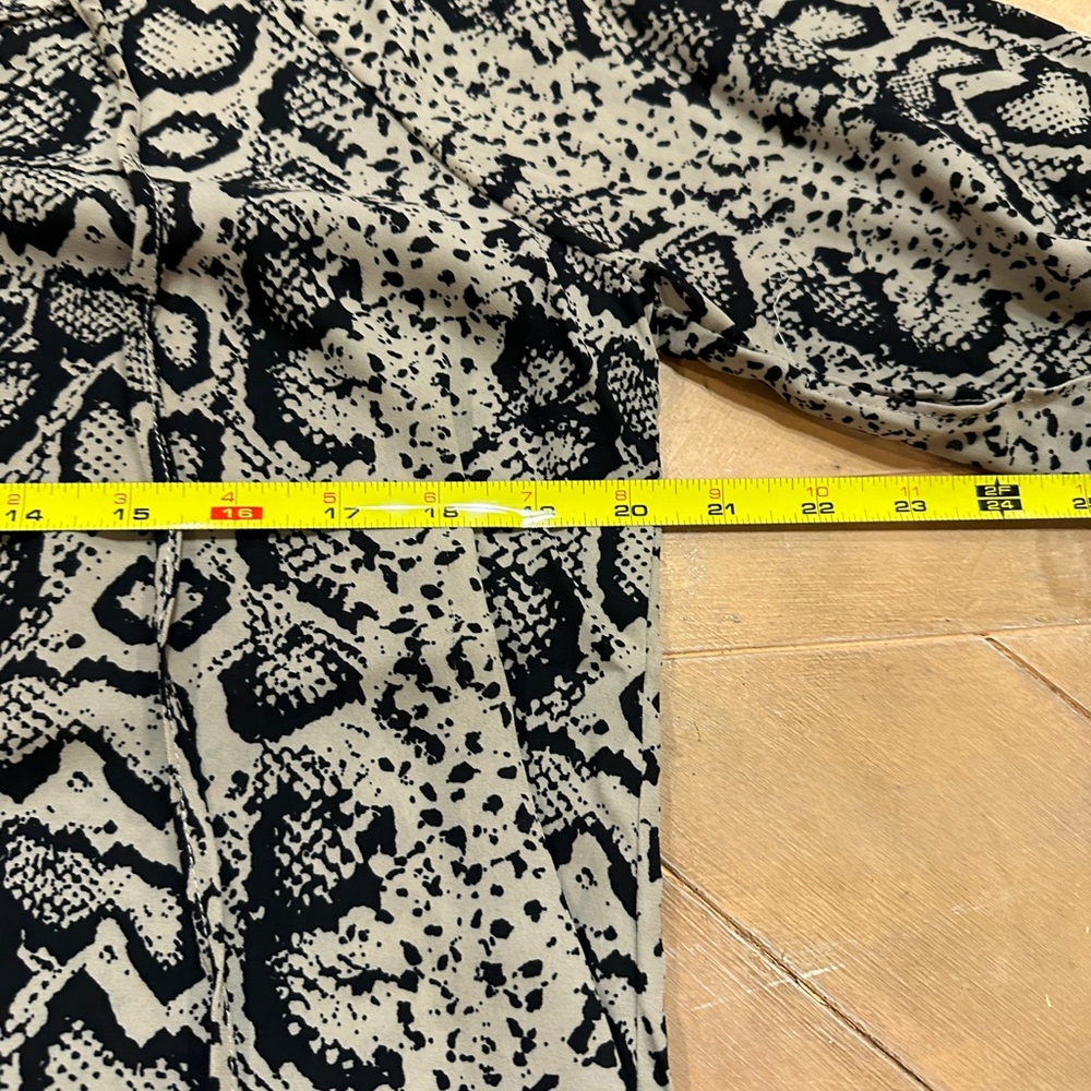 Buddy Love Women's Blouse Snake Print Bell Sleeves Size Small - Picture 3 of 8